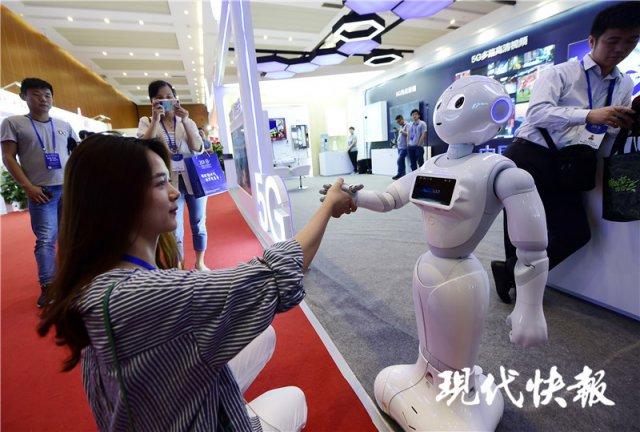 会送外卖的机器人已上岗 江苏互联网大会上的“最后一公里”革命
